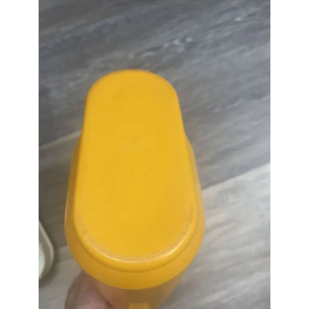 VINTAGE Rubbermaid EASY GRIP 1.5 quart Drink Pitcher W/ LID #0923 Yellow/Orange